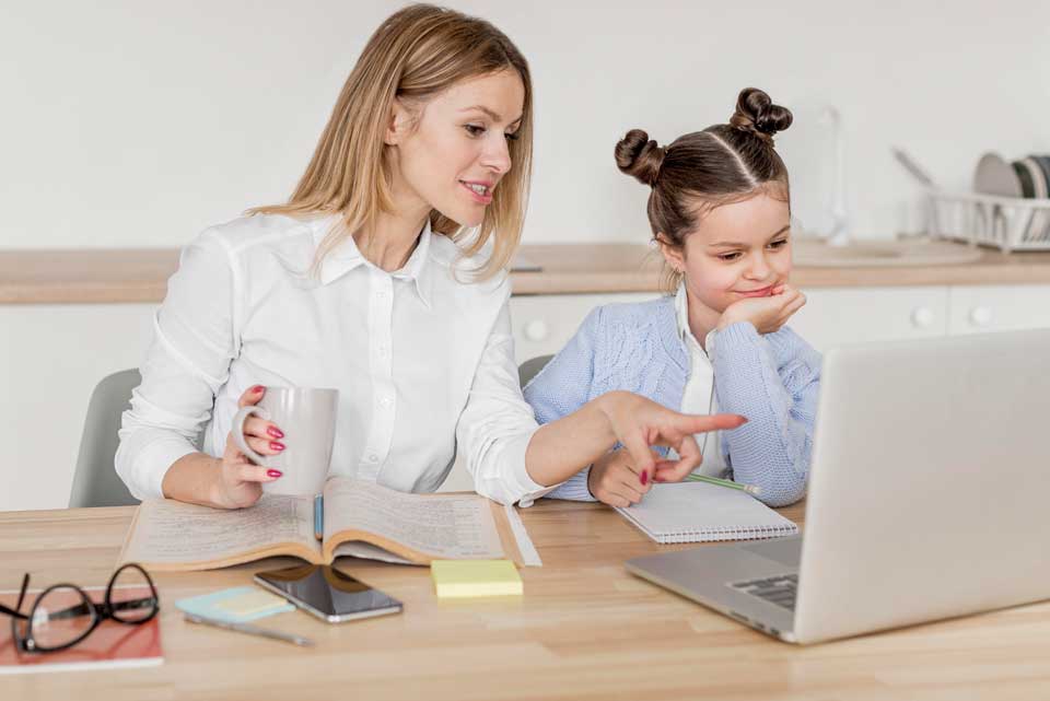 Online-Learning-Mom-and-Daughter
